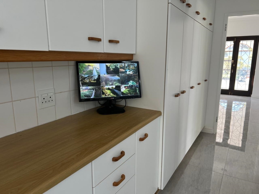 To Let 5 Bedroom Property for Rent in Constantia Western Cape